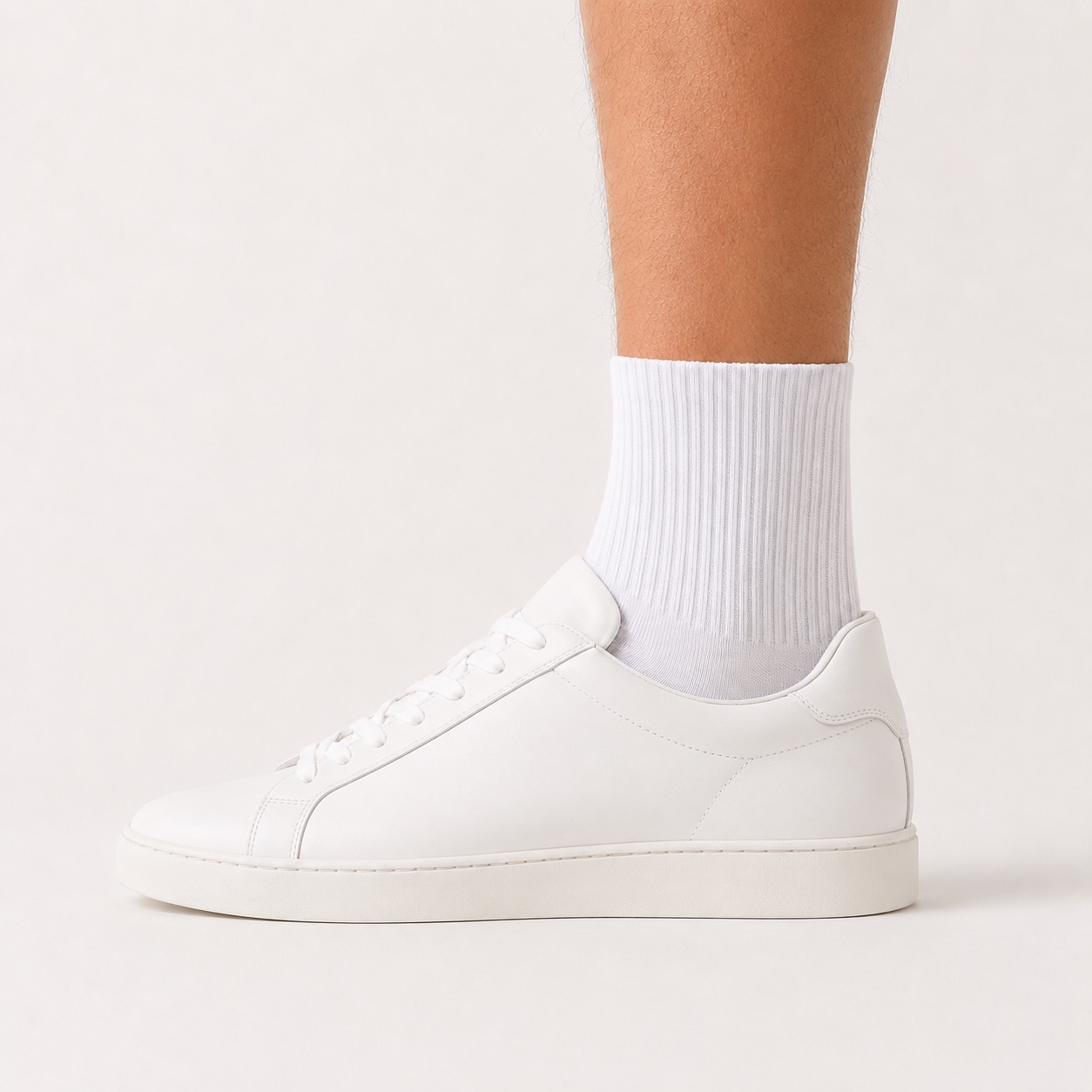 Profil de la chaussette sur une sneaker blanche